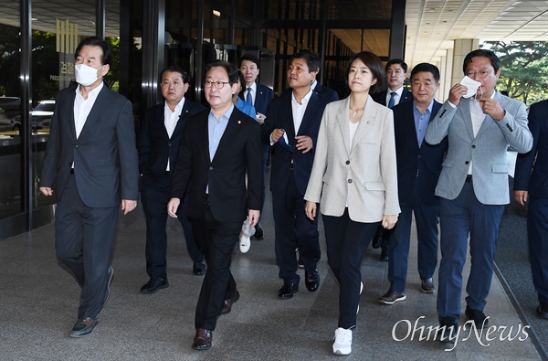  더불어민주당 윤석열정권 정치탄압대책위원회 박범계 위원장과 의원들이 지난 8일 오전 야당 인사 및 전 정부 인사에 대한 정치탄압·부당 편파수사와 김건희 여사에 대한 면죄부성 수사에 대해 항의하기 위해 8일 서울 서초구 서울중앙지방검찰청을 방문하고 있다. 