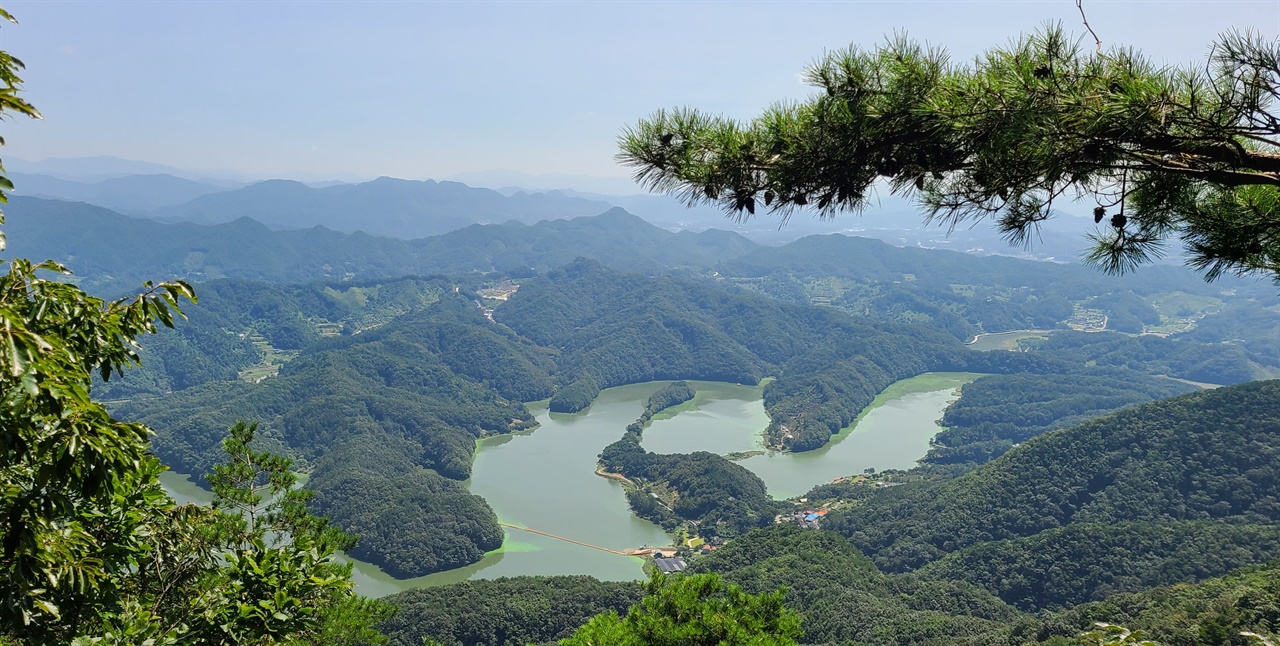 부소담악 전경 부소담악을 감고 도는 물이 녹조로 푸른빛을 띤다.