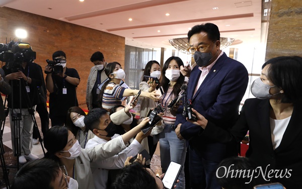 국민의힘 비상대책위원장에 내정된 정진석 국회부의장이 8일 오전 국회로 출근해 기자들의 질문에 답하고 있다. 