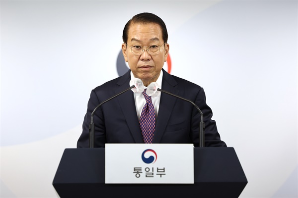 권영세 통일부 장관이 지난 9월 8일 정부서울청사 브리핑실에서 이산가족 상봉에 대한 대북제의를 발표하는 모습.