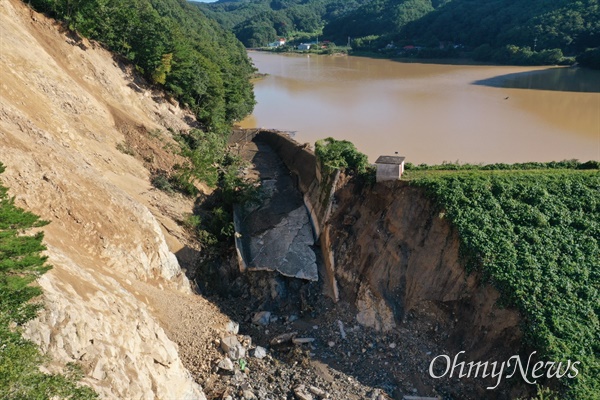 경북 경주시 문무대왕면에 있는 '권이저수지'의 제방 둑이 무너질 우려가 있어 경주시가 하류 지역에 대피령을 내렸다.