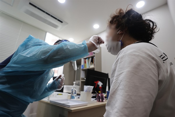 8월 2일부터 코로나19 확진자 접촉 무증상자들도 신속항원검사 시 건강보험의 적용을 받는다. 사진은 지난 8월 1일 서울 시내 한 병원에서 신속항원검사를 받는 시민.