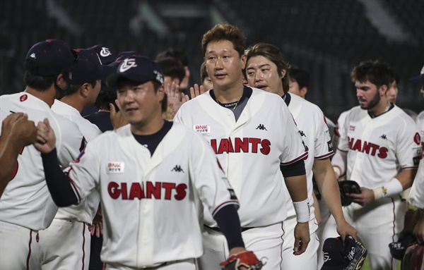  8월 18일 부산 사직야구장에서 열린 프로야구 kt 위즈와 롯데 자이언츠의 경기에서 1-0으로 승리한 롯데 선수들이 기쁨을 나누고 있다.