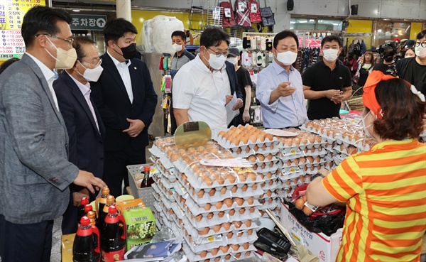 박완수 경상남도지사, 8일 오후 김해 외동전통시장 방문.