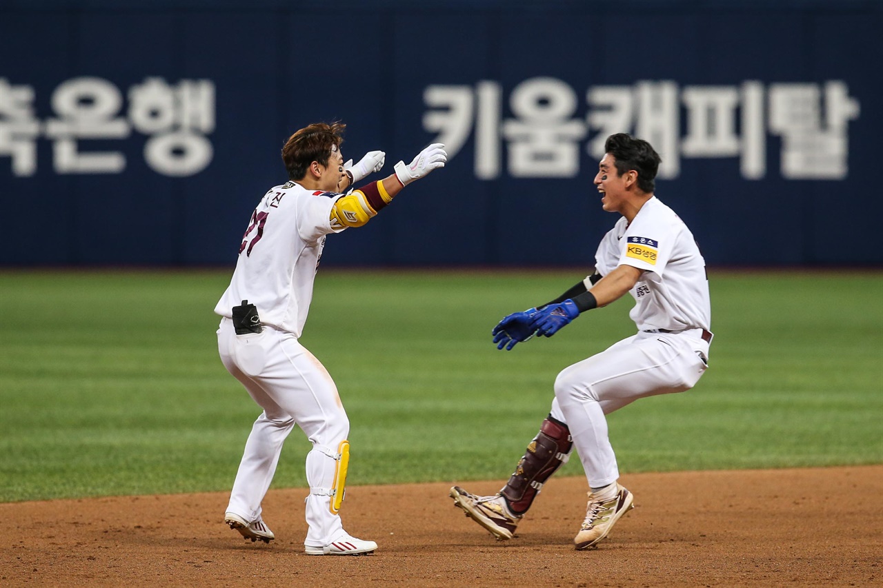 8일 LG전 끝내기 안타를 친 김태진(왼쪽), 팀 동료 이정후(오른쪽)가 달려가 축하를 해주고 있다