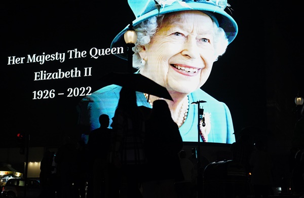  2022년 9월 8일 런던 피카딜리 서커스의 대형 스크린에 엘리자베스 2세 여왕의 추모 이미지가 걸렸다. 