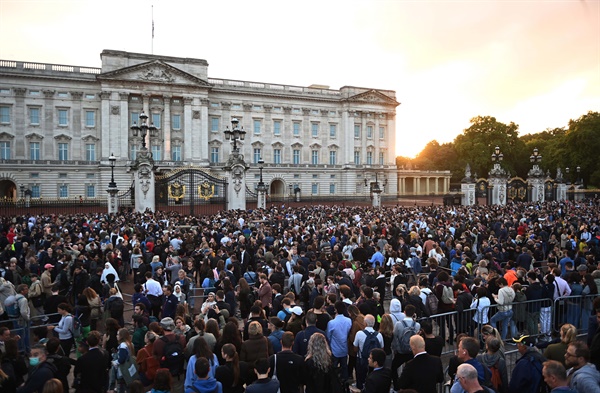 2022년 9월 8일 영국 런던 엘리자베스 2세 여왕의 서거 공식 발표에 앞서 버킹엄궁 문 앞에 사람들이 모여들고 있다.