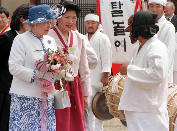  1999년 방한 당시 안동 하회마을에서 하회별신굿 탈놀이를 관람한 뒤 공연자와 이야기를 나누는 엘리자베스 2세 여왕의 모습. 