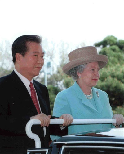 지난 1999년 4월 19일 김대중 대통령과 엘리자베스2세 영국여왕이 청와대에서 공식환영식을 마친 뒤 무개차를 타고 본관으로 향하고 있다. 