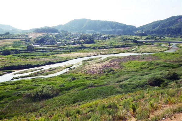 영주댐 공사가 거의 완공되어갈 무렵의 내성천과 금강마을 정면에 보이는 마을이 금강마을이다. 2015년 7월의 모습.