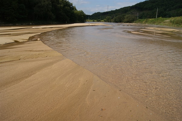모래가 흐르는 모래의 강 내성천. 이런 강은 국내 어디에도 없다. 지금은 영주댐으로 모습이 완전히 바뀌어버렸다. 