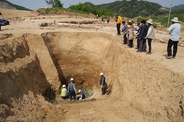  금강마을 유물 발굴 현장. 금강마을 터에서 옛 금강사란 절터가 발굴되면서 그곳에서 국보급 고려시대 불교 유물이 쏟아져 나왔다. 이 유물들로 인해서 금강마을의 역사가 1천년이 됐다는 것이 밝혀졌다. 