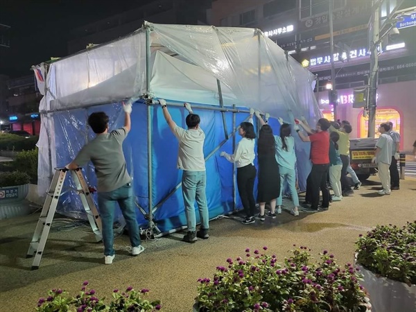 지난 7일 서산시 자원순환과 직원들이 철거를 돕고 있다.