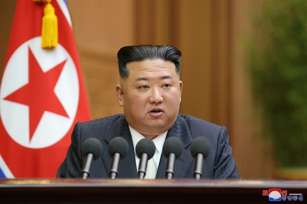 북한 최고인민회의 제14기 제7차회의 2일회의가 지난 9월 8일 평양 만수대의사당에서 진행됐다고 조선중앙통신이 9월 9일 보도했다. 회의에서 김정은 국무위원장이 미국의 궁극적인 목적은 정권 붕괴라며 절대로 핵을 포기하지 않겠다는 의지를 강하게 천명했다. 2022.9.9