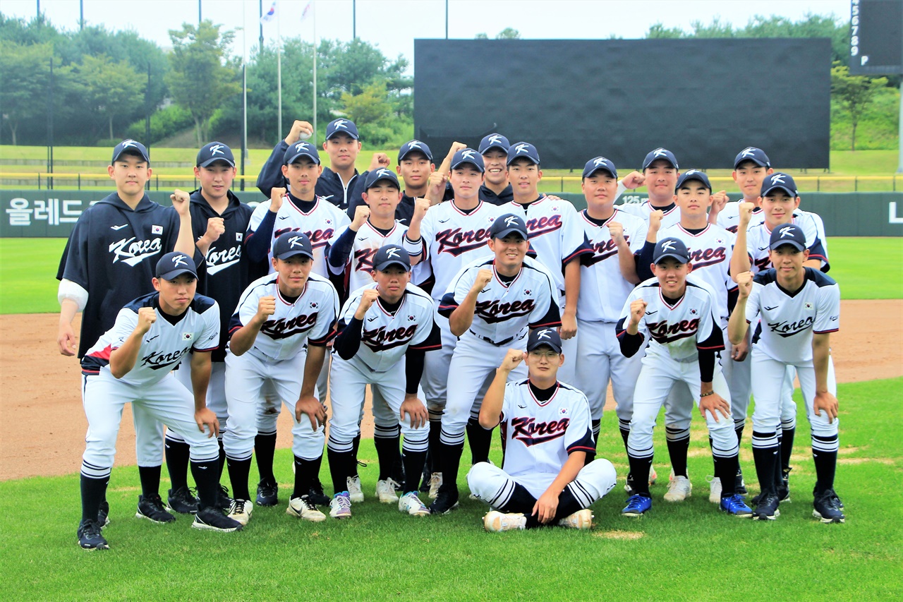  LG 2군과의 연습경기를 마치고 기념사진을 촬영한 U-18 야구 대표팀 선수들.