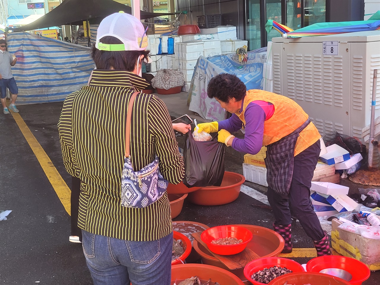추석을 하루 앞둔 9일 홍성전통시장은 정오를 지난 시간임에도 여전히 제수용품을 구입하기 위해 군민들이 찾으면서, 모처럼 활기를 띠고 있다.
