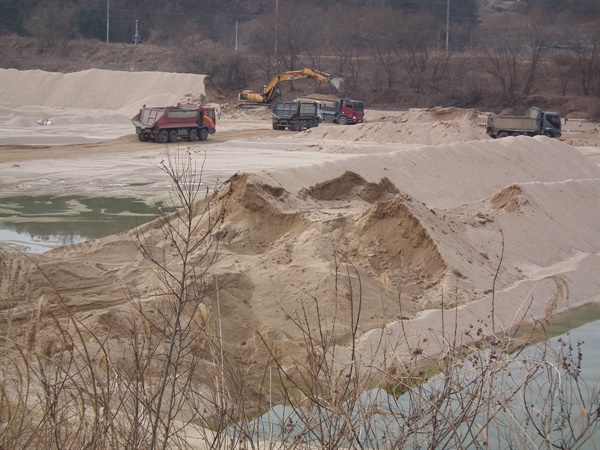 2011년 2월 당시 영주시에서 내성천 모래를 엄청나게 채취했다. 영주댐 공사 기간, 즉 2010년부터 2013년 사이 4년 동안 댐 상류 수몰지에서 영주시가 350만㎥준설했다. 이러니 영주댐 상류에 쌓일 모래가 없었던 것이다. 