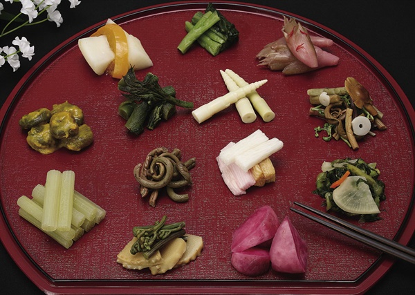 접시에 진열되어 있는 일본 쓰케모노
