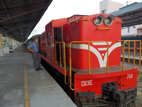 1미터 협궤를 달리는 베트남 열차는 차량 폭이 좁다.