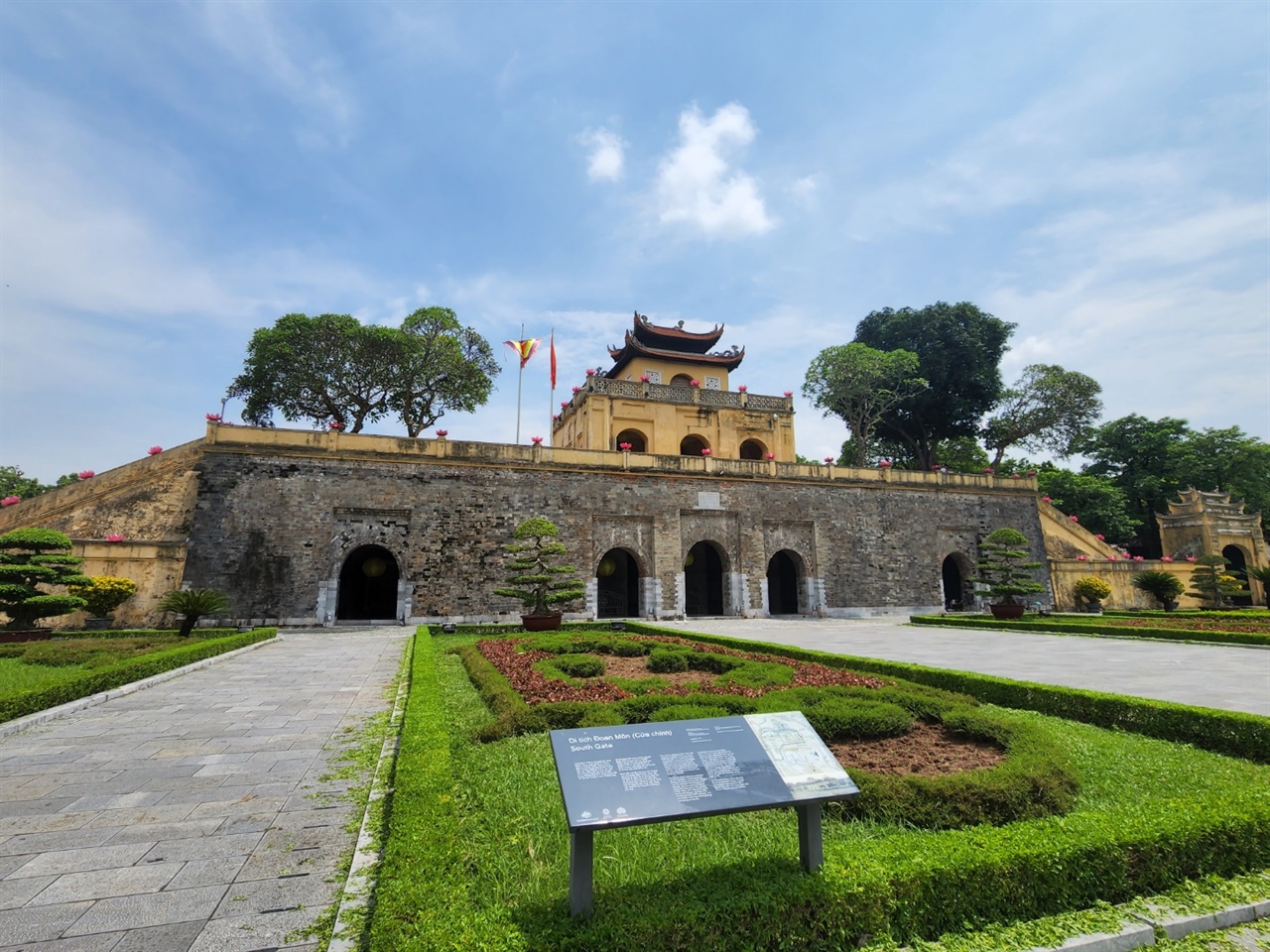 하노이의 옛 황궁인 탕롱황성은 정문인 도안문과 후문을 제외하고는 프랑스 식민시기에 대부분 파괴되었다.