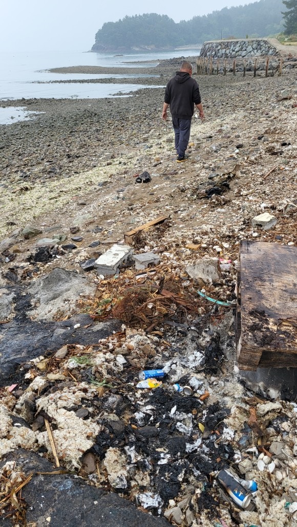 해안가에 쌓이는 쓰레기 중에는 불법 소각한 현장도 쉽게 확인된다. 소각된 재는 다시 바다로 들어간다.