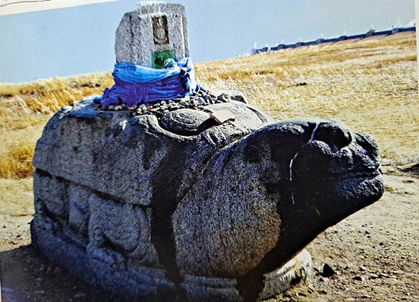 에르덴조 사원 북서쪽 300m쯤에 있는 거북바위로 고대 카라코룸의 경계를 표사하며 시의 수호자 역할을 했다. 몽골에서 거북은 영원의 상징으로 여겨진다.