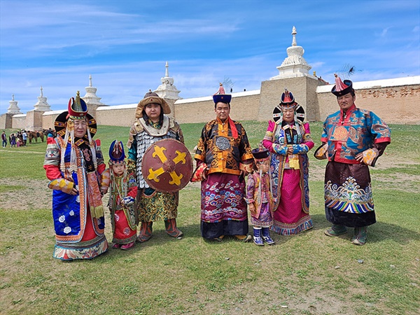 에르덴조 사원에 관광온 몽골인들이 전통복장을 입고 사진을 촬영하고 있다. 몽골전통 복장은 신분과 다양한 출신뿐만 아니라 계절과 라이프 스타일을 나타내기도 한다.