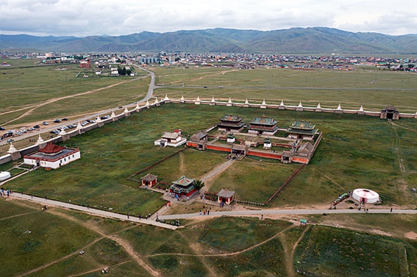 드론으로 촬영한 에르덴조 사원과 카라코룸 시가지 모습. 에르덴조사원은 몽골 최초의 불교사원이다.