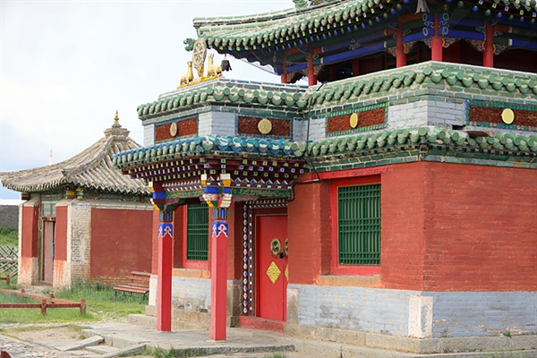 에르덴조사원 내에 있는 건물로 어디서 많이 본듯한 건축양식이다. 몽골의 건축은 한반도에 지대한 영향을 끼쳤다