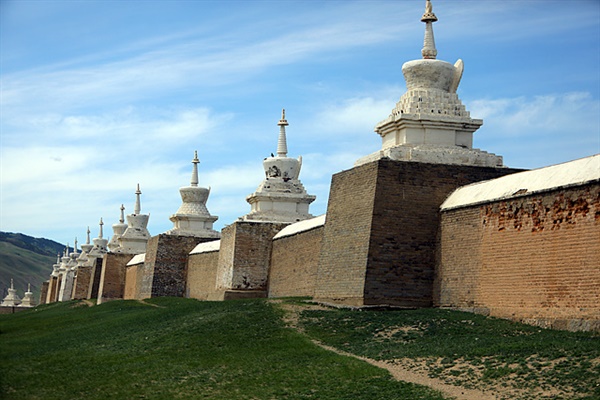 에르덴조 사원의 담벼락 모습. 15m마다 일정한 간격을 두고 108개의 사리탑이 세워져 있다.