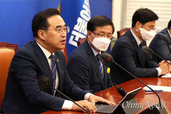 박홍근 더불어민주당 원내대표가 13일 국회에서 열린 원내대책회의에서 발언하고 있다.