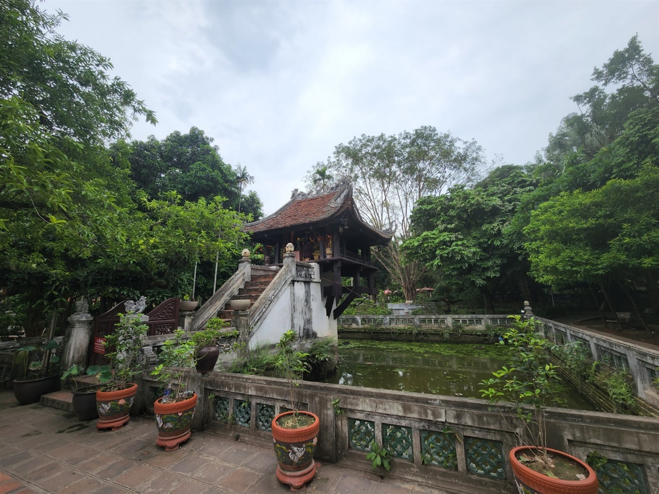 하노이 주석궁구역에 위치한 못꼿사원 즉, 한기둥사원은 하노이를 대표하는 건축물 중 하나다. 