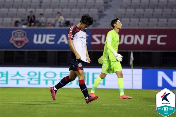이승우 수원FC 이승우가 김천전에서 선제골 이후 친구를 위한 세레머니를 선보이고 있다.