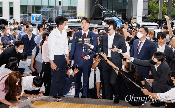 이준석 국민의힘 전 대표가 14일 오전 서울 양천구 서울남부지방법원에서 열린 국민의힘 당헌 효력 정지 가처분 심문에 출석하며 취재진 질문에 답하고 있다.