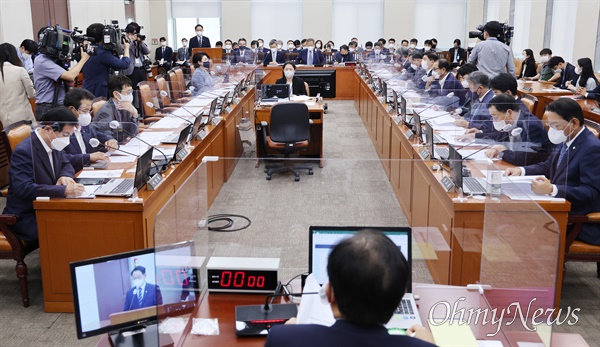 14일 오후 서울 여의도 국회에서 행정안전위원회 전체회의가 열리고 있다. 