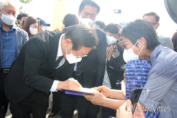 이재명 더불어민주당 대표가 14일 오후 김해 봉하마을을 찾아 고 노무현 대통령 묘소를 참배했다.