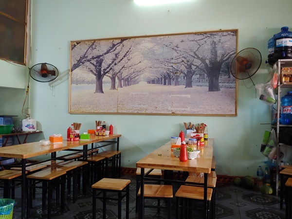 베트남의 식당에서 제 나라 화가들이 그린 그림을 만나는 건 어려운 일이 아니다.