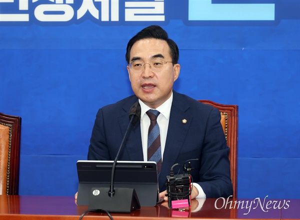 박홍근 더불어민주당 원내대표가 15일 오전 국회에서 열린 정책조정회의에서 발언하고 있다.