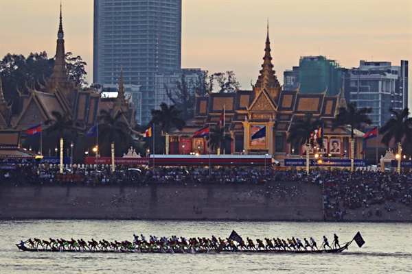 물축제기간 내내 프놈펜 왕궁 앞 강가에서 펼쳐지는 용선 경주 모습. 