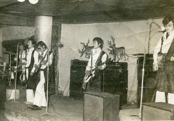 부평은 1950~1970년대 미군기지 주변 음악 클럽을 중심으로 수많은 가수를 배출한 한국 대중음악의 산실이다. 클럽에서 꿈을 펼치려는 전국의 뮤지션들이 신촌, 삼릉에 모여 들었다. 사진은 삼릉의 한 클럽에서 공연하는 한국인 밴드.