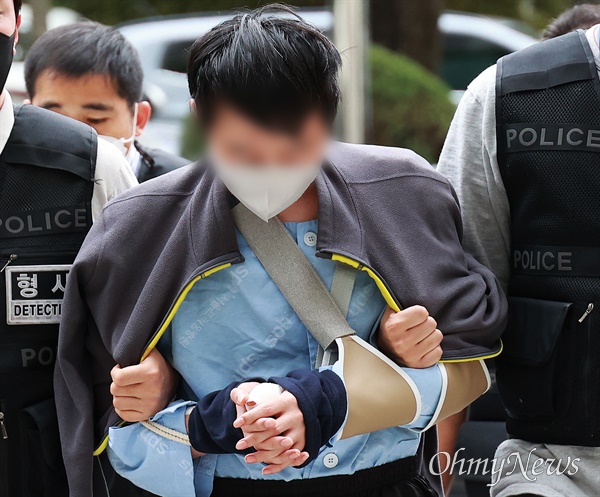 16일 오후 서울 서초구 서울중앙지법에서 신당역 스토킹 살인사건 피의자가 영장실질심사를 받기 위해 도착하고 있다.