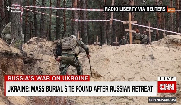 러시아군이 점령했던 우크라이나 동북부 이지움에서 집단 매장지 발견을 보도하는 CNN 방송 갈무리.