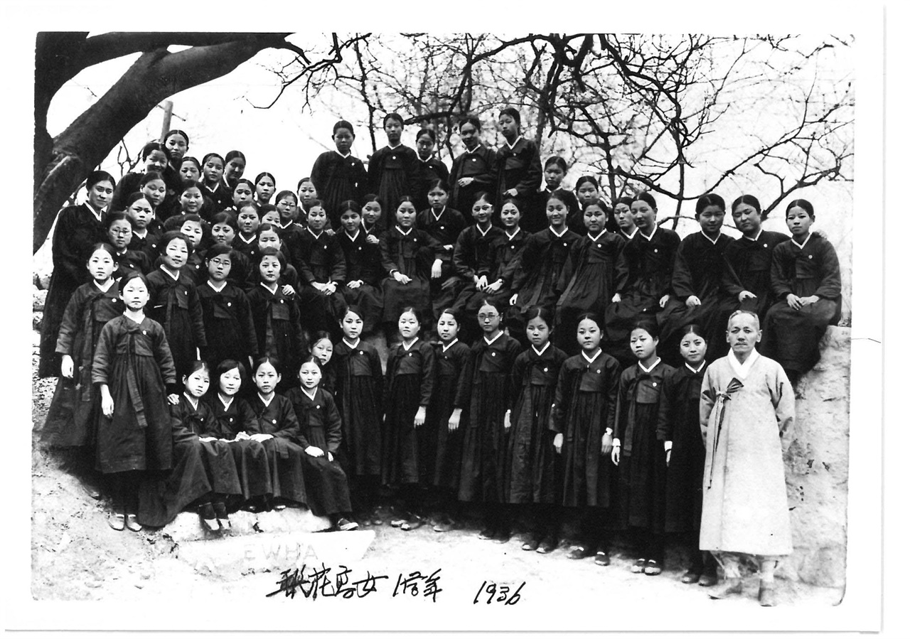 이화고녀 1학년 당시(1936년) 학급 단체 사진이다. 당시 학생들은 댕기머리로 교복은 개량 한복인 검정 통치마에 자주색 저고리였다. 교사의 복장도 대체로 한복 두루마기 차림이 많았다. 
