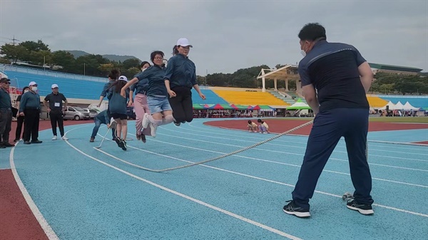 주민들은 지역의 응원 구호와 펼침막을 들고 다양한 경기를 진행하며, 1개도 못 찬 제기차기, 10개도 못 넘긴 줄넘기지만 이들 마음만은 이미 승자다. 