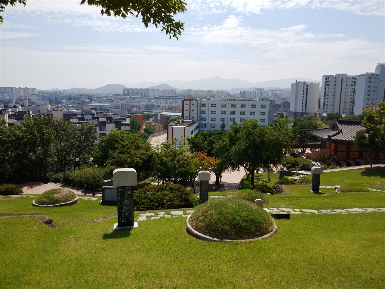 신암선열공원에서 내려다 본 대구 시내 전경. 산책로가 잘 갖춰진 시내 공원이었지만 단 한 명의 시민도 만날 수 없었다.