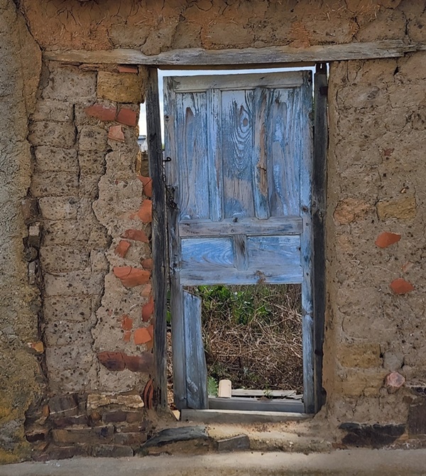 까미노를 걷는 동안 사람이 안 사는 듯한 집들이 많이 보인다. 스페인 시골에도  빈 집들이 많은 것 같다.
