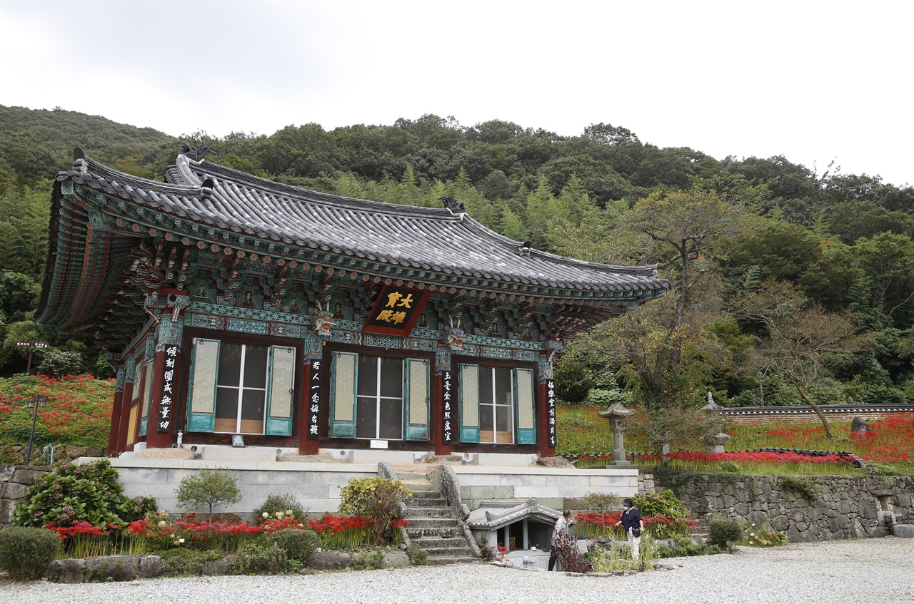 용천사 대웅전과 용천(龍泉). 용천은 절집 이름을 만들어낸 샘이다.