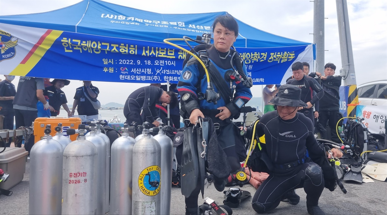 (사)한국해양구조협회 서산본부 소속 한 여성 다이버가 18일 충남 서산시 부석면 창리 포구 앞바다 수중 정화 활동을 위해 장비를 착용하고 있다 