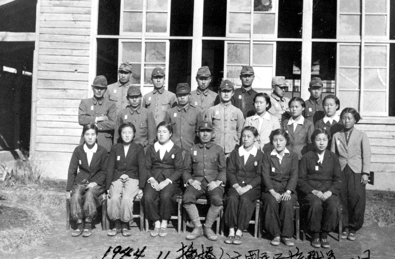 충남 예산 삽교보통학교 부설 청년연성소 지도원 시절의 이희호(앞 열 오른쪽에서 두 번째).