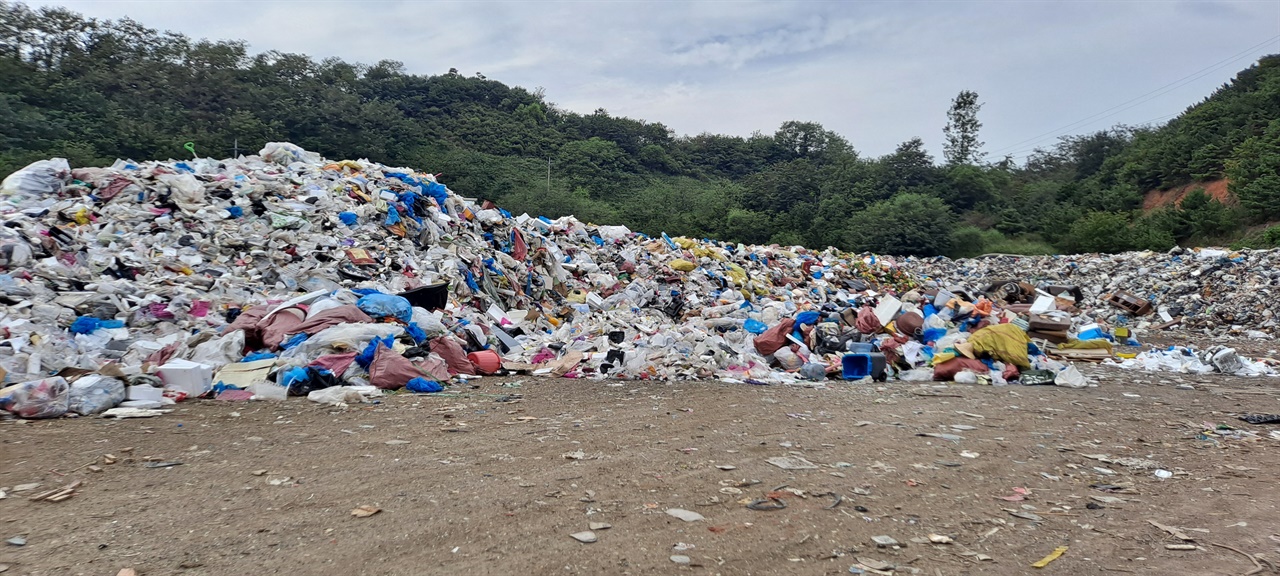 예산군 맑은 누리센터 야적장에는 소각을 기다리는 쓰레기들이 가득 쌓여 있다. 